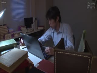 把中年大叔监禁起来的文学美女