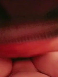 大哥的极品骚女友，全程露脸风骚的大奶子，让大哥揉奶玩逼，口交大鸡巴舔逼逼，表情真骚，压在身下爆草蹂躏