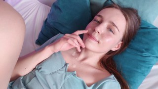 操了一个穿着裙子的女孩,并射在她脸上