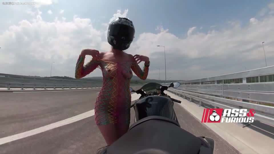 大屁股户外露出,摩托车上自慰